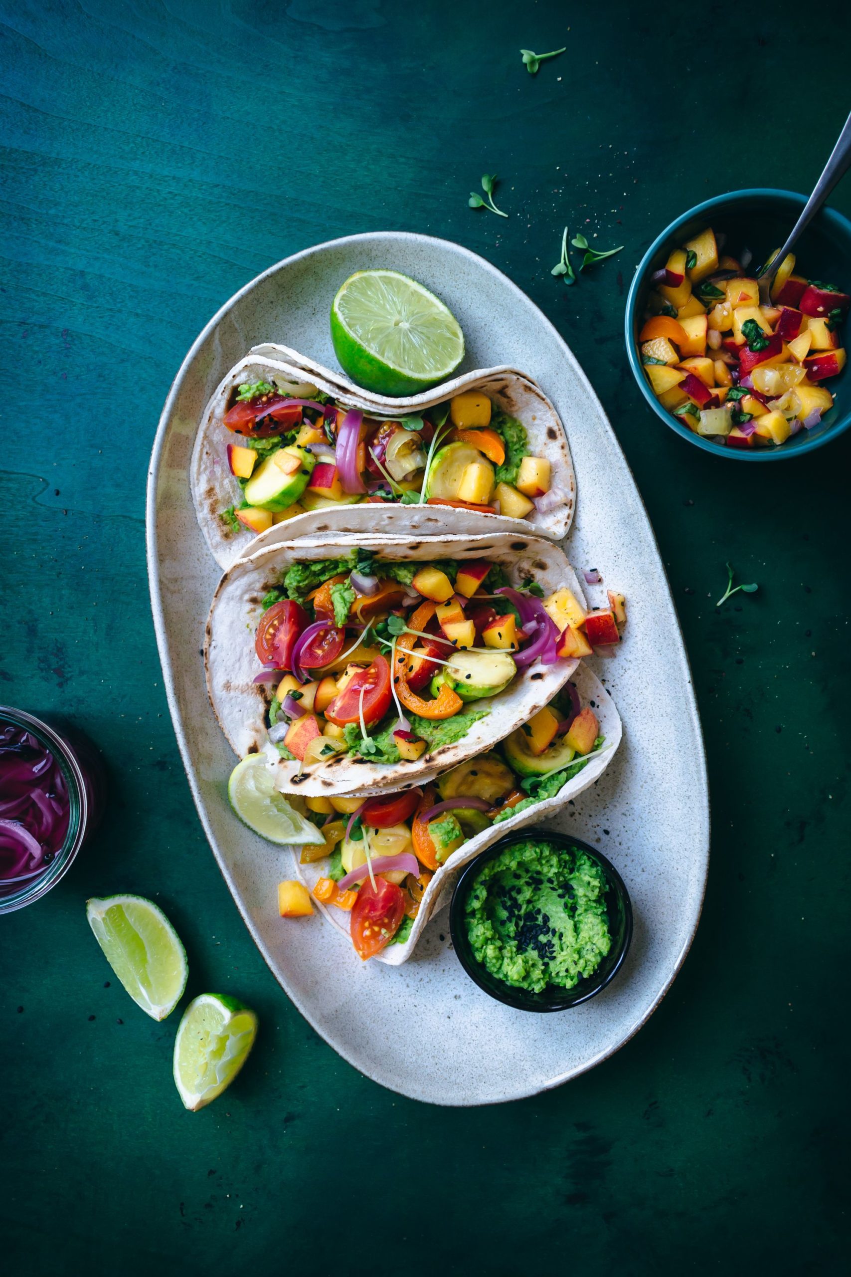 Tacos aux légumes et fruits d'été // Breakfast & Bowls Photographe culinaire