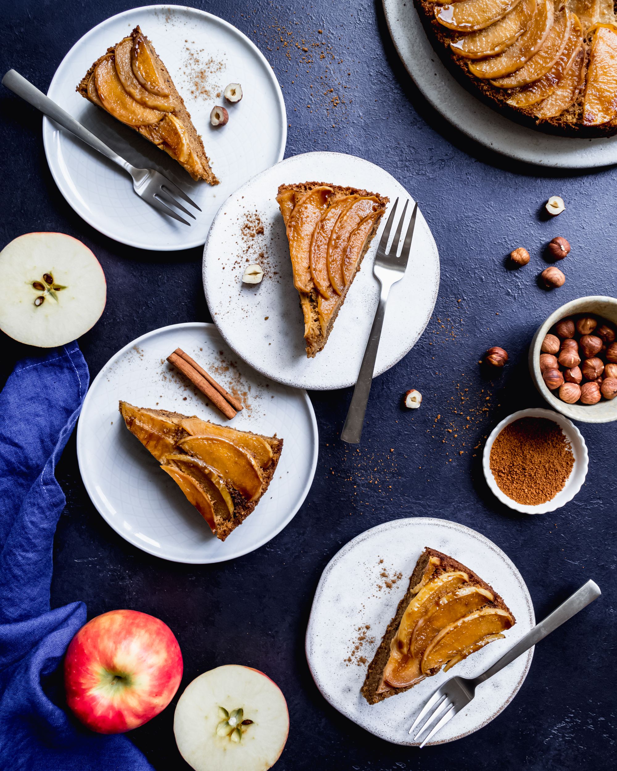 Gâteau renversé aux pommes et noisettes // Breakfast & Bowls Photographe culinaire