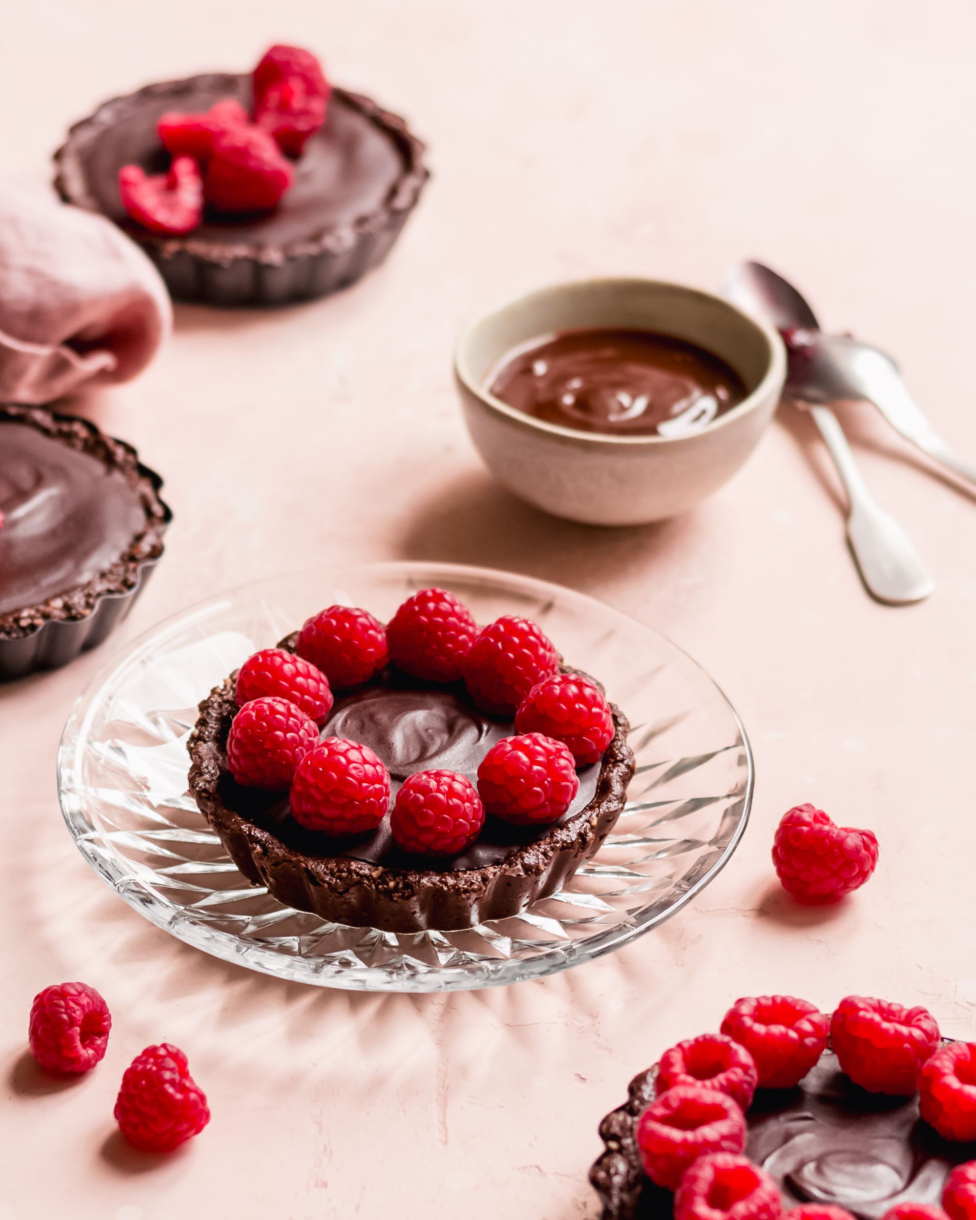 Tartelettes au chocolat et aux framboises // Breakfast & Bowls Photographe culinaire