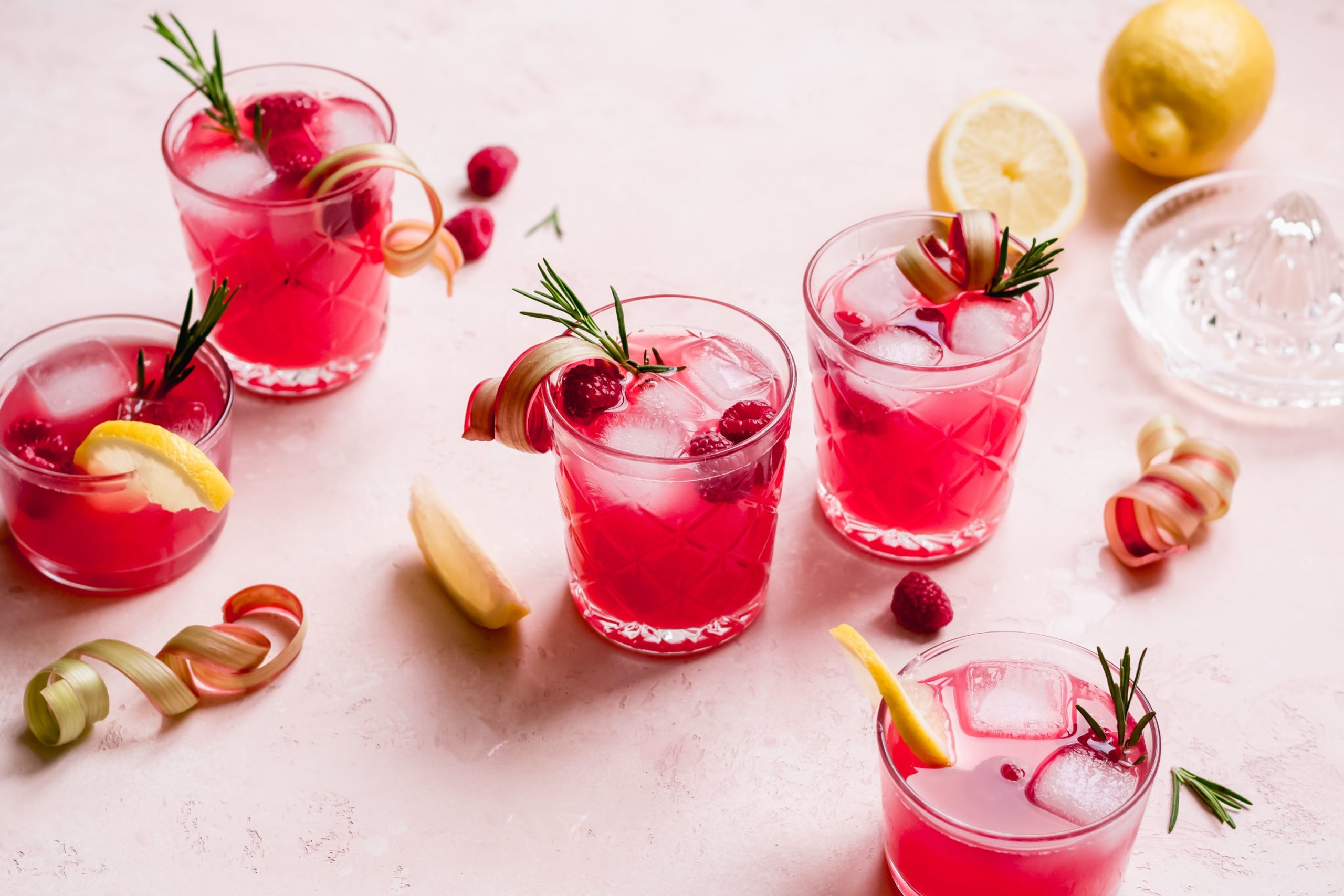 Limonade à la rhubarbe et aux fruits rouges // Breakfast & Bowls Photographe culinaire